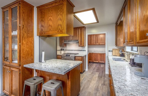 Kaweah House | Grand Riverside Retreat