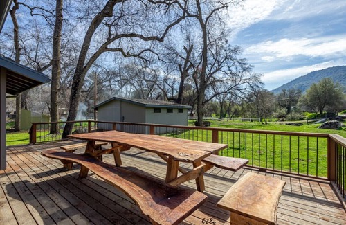 Kaweah House | Grand Riverside Retreat
