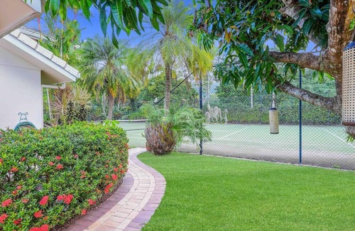 Kewarra Beach Apartment | Grand Slam Getaway with Tennis Court and Heated Pool