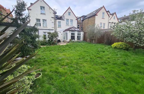 South Acton Apartment | Grand, Spacious 3bed 2bath with Garden and Hot Tub