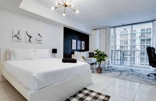 Edgewater Condo | Grand Studio with Private Balcony and Biscayne Bay views!