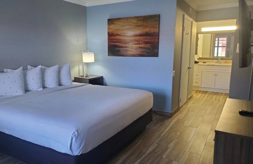 Vero Beach Hotel | Grand Suite with Full Kitchen | Vero Beach Inn and Suites | with Swimming Pool