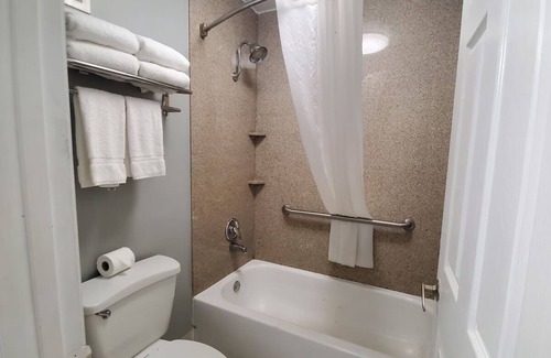 Vero Beach Hotel | Grand Suite with Full Kitchen | Vero Beach Inn and Suites | with Swimming Pool