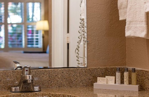Vero Beach Hotel | Grand Suite with Full Kitchen | Vero Beach Inn and Suites | with Swimming Pool
