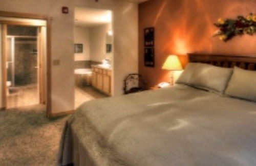 Four O'Clock Resort | Grand Timber Lodge 1BD Master