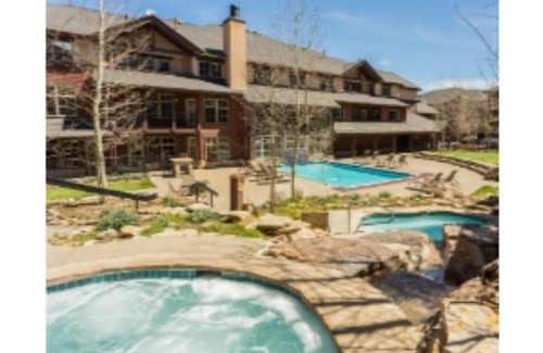 Four O'Clock Resort | Grand Timber Lodge 1BD Master