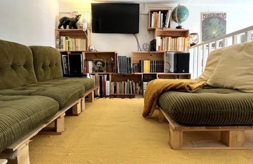 Quartier de la Chapelle Apartment | Grand triplex calme avec cour privée