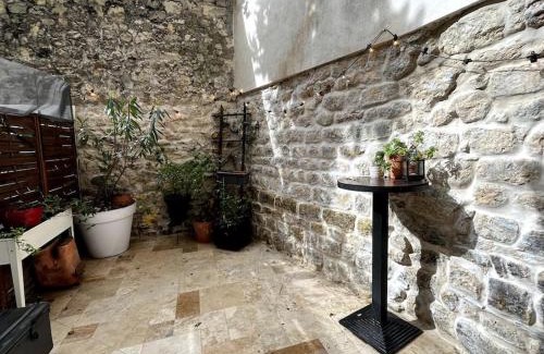 Quartier de la Chapelle Apartment | Grand triplex calme avec cour privée