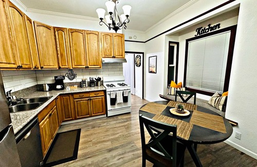 New Era Park House | Grand Victorian in Mansion Flats - 3BR/1.5BA