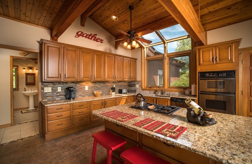 Sugar Grove Cabin | Grand ⛰ Views, 10 Min to the ♥️ of Boone, Serene, Open Living with Views🌲