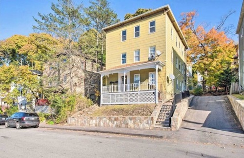Worcester Apartment | Grand Worcester Getaway! Pets Welcome! Comfortablenn
