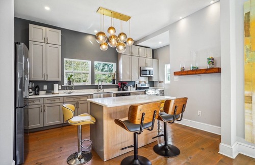 Navarre House | Grande Craftsman style w heated pool opt, 2 master suites near city park 2700sf