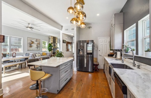Navarre House | Grande Craftsman style w heated pool opt, 2 master suites near city park 2700sf