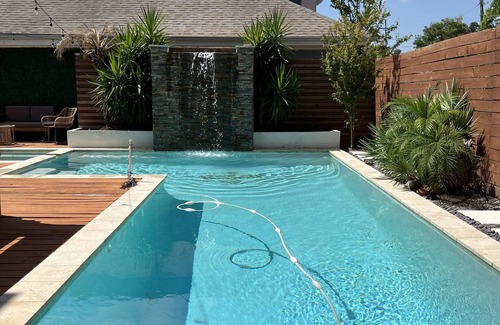 Navarre House | Grande Craftsman style w heated pool opt, 2 master suites near city park 2700sf