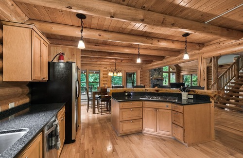Skykomish Cabin | Grande Lodge: luxurious log home on 6+ acres w/hot tub near hikes & more!