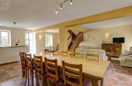 Chalain-le-Comtal House | Grande maison avec piscine et jardin à Chalain-le-Comtal - FR-1-496-48