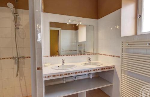 Chalain-le-Comtal House | Grande maison avec piscine et jardin à Chalain-le-Comtal - FR-1-496-48