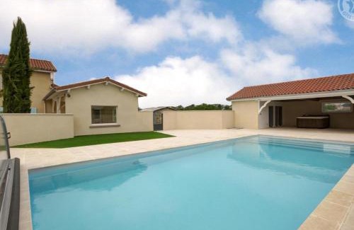 Chalain-le-Comtal House | Grande maison avec piscine et jardin à Chalain-le-Comtal - FR-1-496-48