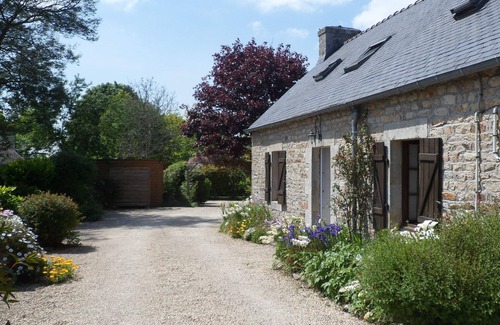 Pleuven House | Grande Maison Bretonne Traditionnelle Avec un Joli Extérieur