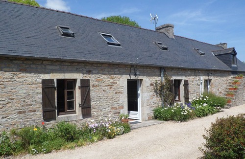 Pleuven House | Grande Maison Bretonne Traditionnelle Avec un Joli Extérieur