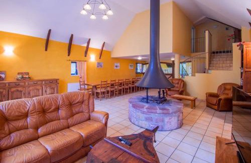 Saint-Come-d'Olt House | Grande maison conviviale à Saint-Côme-d'Olt avec jardin et cheminée