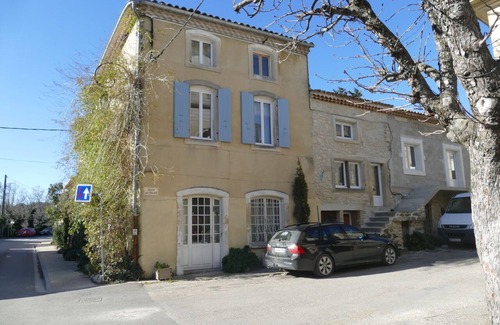 Reauville House | Grande Maison de Village Provençale Avec Terrasses, Jardin Intimiste, Jacuzzi