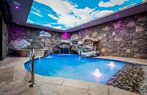 Bluff Mountain House | Grande Majestic ~ Pickleball ~ Mini Golf ~ Duck Bowling ~ Pool ~ Sleeps 40!
