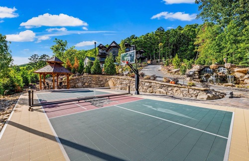 Bluff Mountain House | Grande Majestic ~ Pickleball ~ Mini Golf ~ Duck Bowling ~ Pool ~ Sleeps 40!