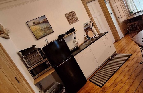 Communipaw Apartment | Grandeur Farmhouse Apt Steps to Train&Park~ Get to NYC in 20 Min!Bring your pet!