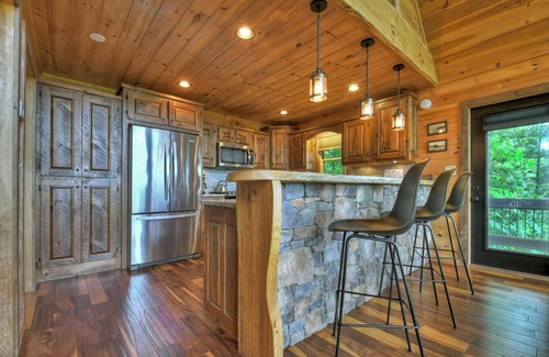 Blue Ridge Cabin | Grandeur View Lodge ASKA Adventure Area, Beautiful 4 bedroom(3 KING BEDS), 3 fireplaces, hot tub!