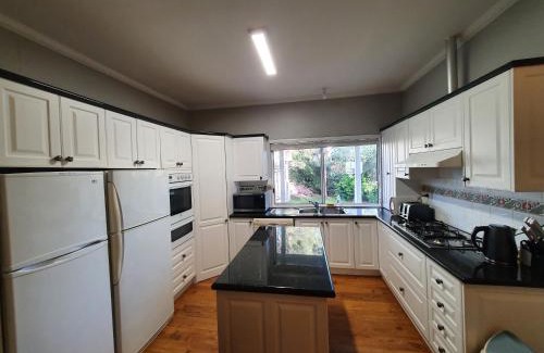 Glenroy House | Grandhome Melbourne Airport & Shops