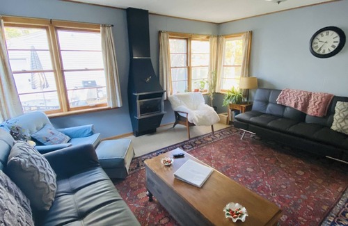Bryn Mawr Cottage | Grandma's Comfy Vintage Cottage w/Fireplace ~ BBQ & Firepit