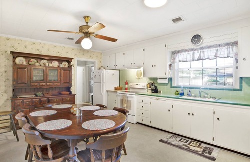 West Pensacola House | Grandma's house is calm and relaxing.