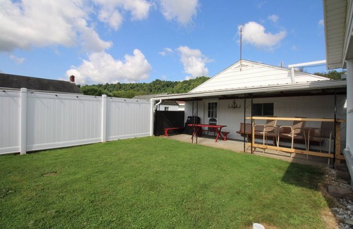 East Millsboro House | Grandma's House - Pets Welcome - Fenced Yard