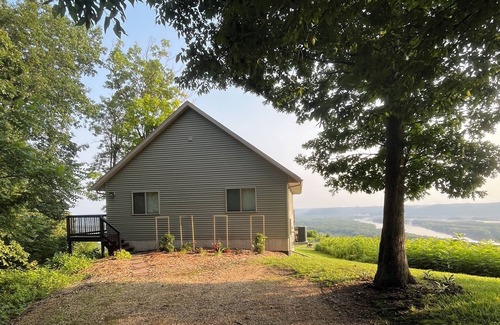 De Soto House | Grandview Cabin with Amazing River View - Sleeps 6 with a Hot Tub!