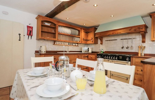 Inchbrook Cottage | GRANGE COTTAGE, family friendly, with open fire in Minchinhampton