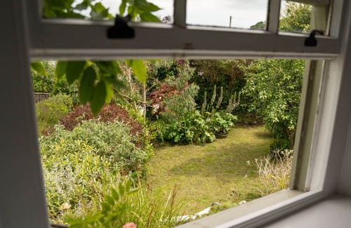 Newlyn Cottage | Granite Cottage in Newlyn with Sea Views & Garden