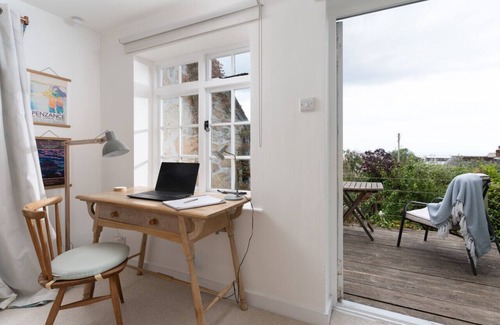 Newlyn Cottage | Granite Cottage in Newlyn with Sea Views & Garden