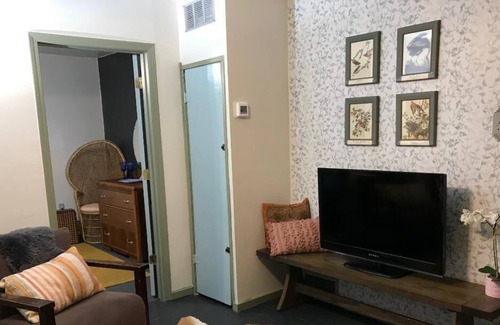 Pacific Cottage | Grant's Trail House: Pacific Rail Road Cottage and Spa! Coffee /dinning /6Flags!