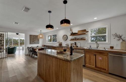 Johnson City House | Grasslands Pool Hot Tub Hill Country Views