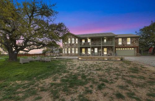 Johnson City House | Grasslands Pool Hot Tub Hill Country Views