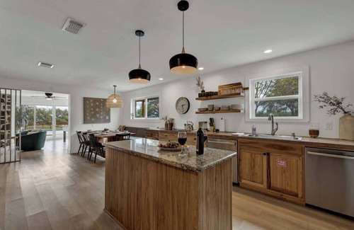 Johnson City House | Grasslands Pool Hot Tub Hill Country Views