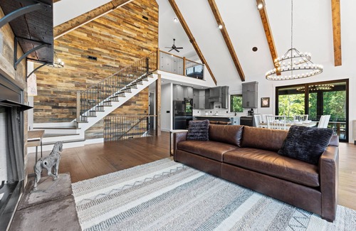 Lake Norman of Catawba House | Gray Fox Lodge by AvantStay | WATERSLIDE, Pool, Theater | Sleeps 23