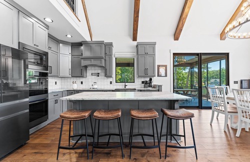 Lake Norman of Catawba House | Gray Fox Lodge by AvantStay | WATERSLIDE, Pool, Theater | Sleeps 23