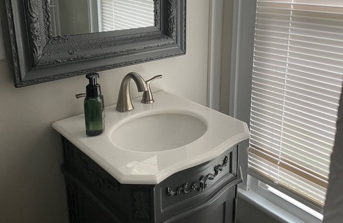 Jefferson City Cottage | Gray Suite-Walk to Carson Newman College! Smoky mountains less than 30 miles!