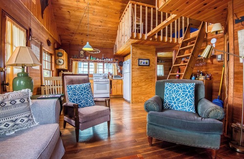 Rangeley House | 🐾Gray Wulff - This rustic dog friendly camp sits on the shore of Quimby Pond