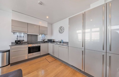 Limehouse Apartment | Great 2 Bed Flat With City View