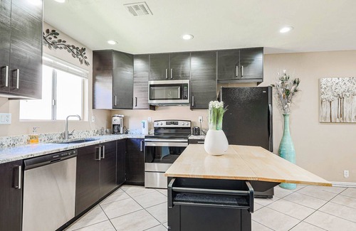 Fashion Square Apartment | Great 2BR FULL CONDO w/Pool by FS Mall & Bars