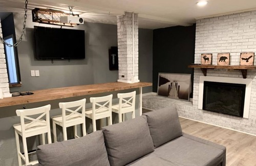 Powell House | Great 3BR with Man-cave in the ‘Burbs