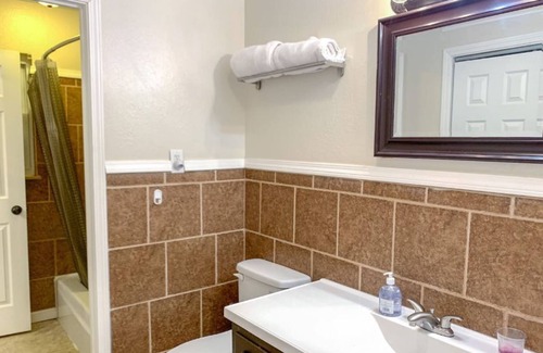Powell House | Great 3BR with Man-cave in the ‘Burbs